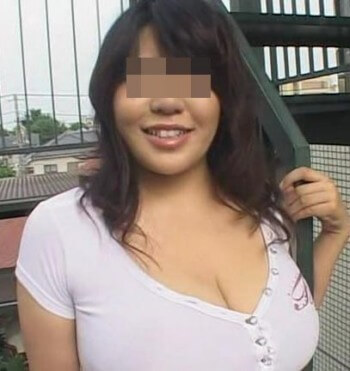 Fille asiatique appréciant le sexe