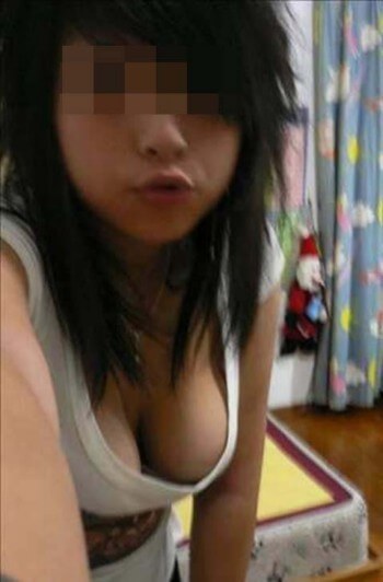 Je suis une fille chinoise et je voudrais prendre contact avec un mec d'environ 20 ans pour un plan sex. Je vis sur Angers et je suis une vraie salope alors j'ai envie d'une rencontre hot mais sachez que moi j'aimerais me faire mordre les fesses. Je cherche aussi des mecs avec de grosses queues donc si vous correspondez réellement à ce profil, envoyez vos messages.